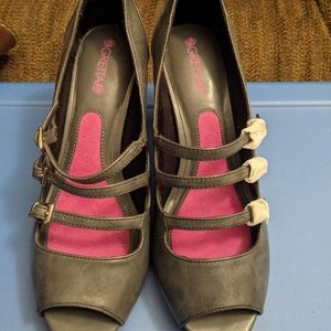 **SOLD**NWOT Gretta Heels Size 7